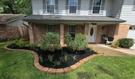 Curved flower bed edged in brick (photo 2 of 6)