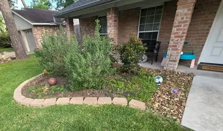 Curved flower bed edged in brick (photo 4 of 6)