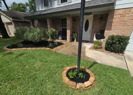 Curved flower bed edged in brick (photo 5 of 6)