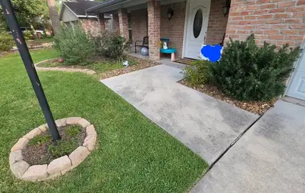 Curved flower bed edged in brick (photo 6 of 6)